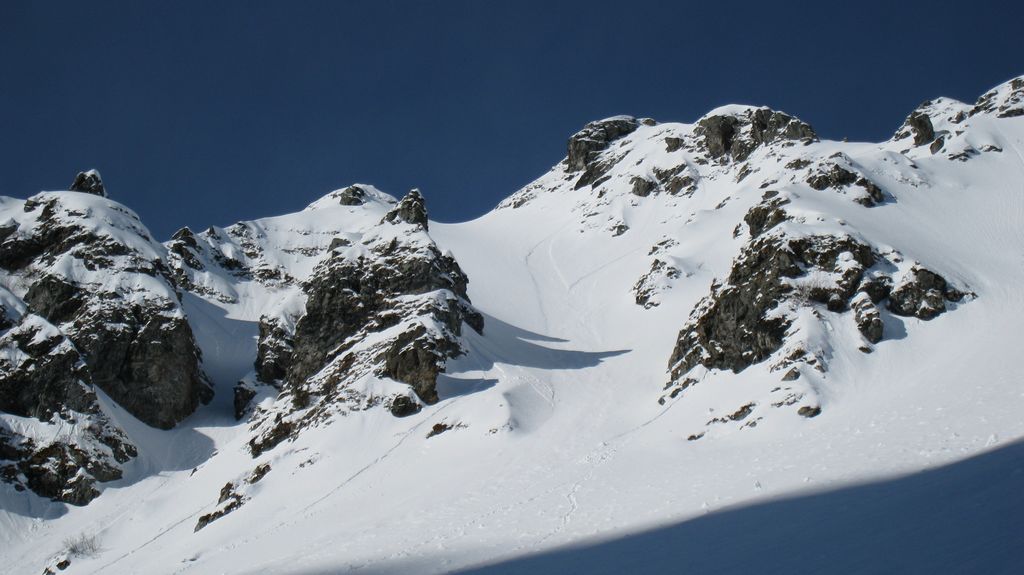 Barlet couloir NNE : la rive gauche a déjà commencé à purger