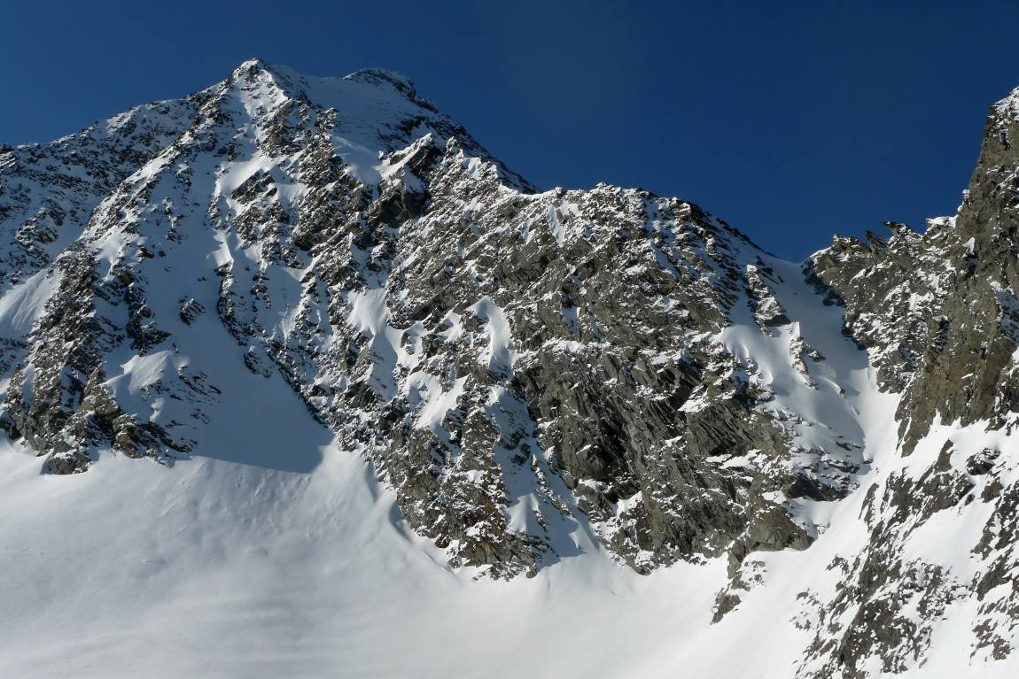 #1 Grand Bec : et le couloir qui descend du col entre Grand Bec et Becca Motta, qui semblait en super poudre. Grand Bec : et le couloir qui descend du col entre Grand Bec et Becca Motta, qui semblait en super poudre.