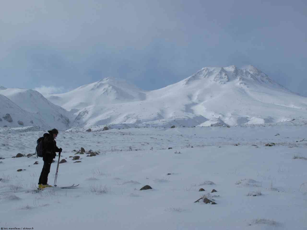 #1 Mont Hasan : Sergio devant le mont Hasan Mont Hasan : Sergio devant le mont Hasan
