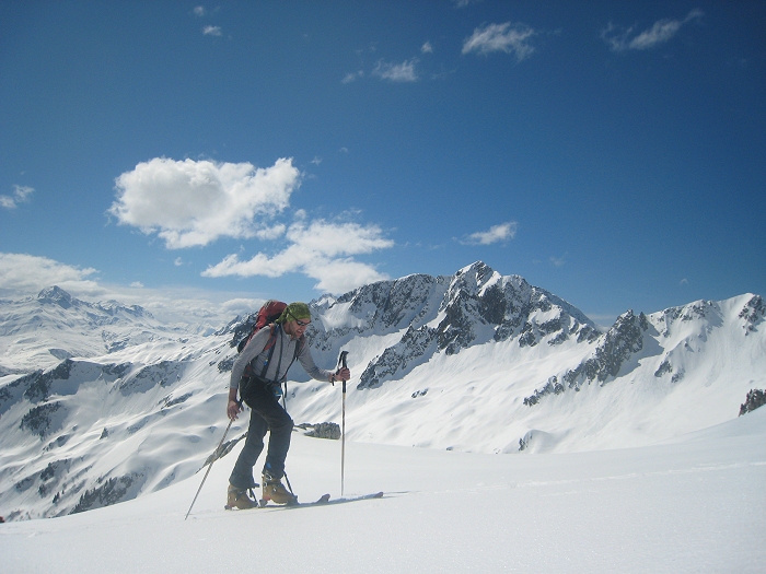 Chaud ! : On prend un coup sur la tête dans la montée à Bellacha. Chaud, très très chaud. En arrière plan les deux couloirs Combe Bronsin, Marmottes noires.