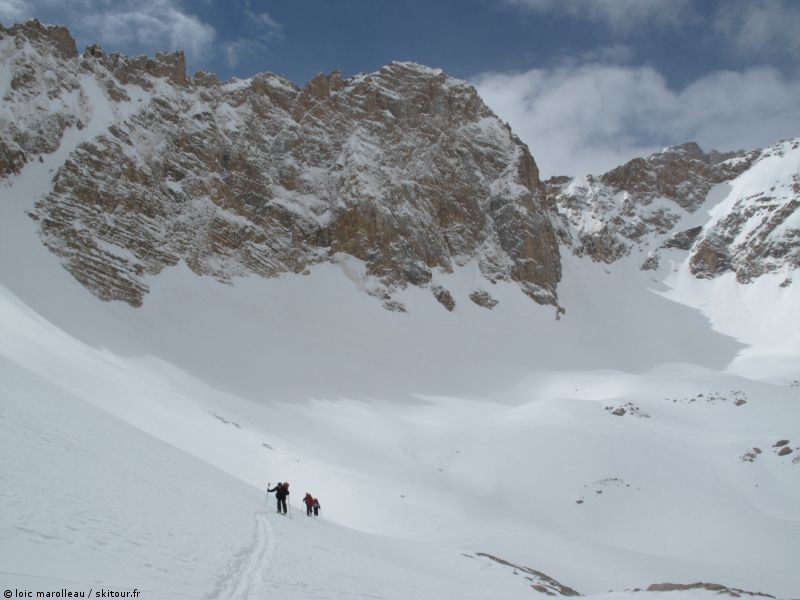 #6 Guzeler : on voit la derniere combe assez sauvage avant de remonter le couloir final.
Au fond de la combe, il semble y avoir un joli col. Guzeler : on voit la derniere combe assez sauvage avant de remonter le couloir final.
Au fond de la combe, il semble y avoir un joli col.
