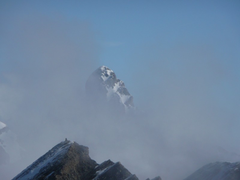 vue du sommet : la Pointe Percée sort de la brume