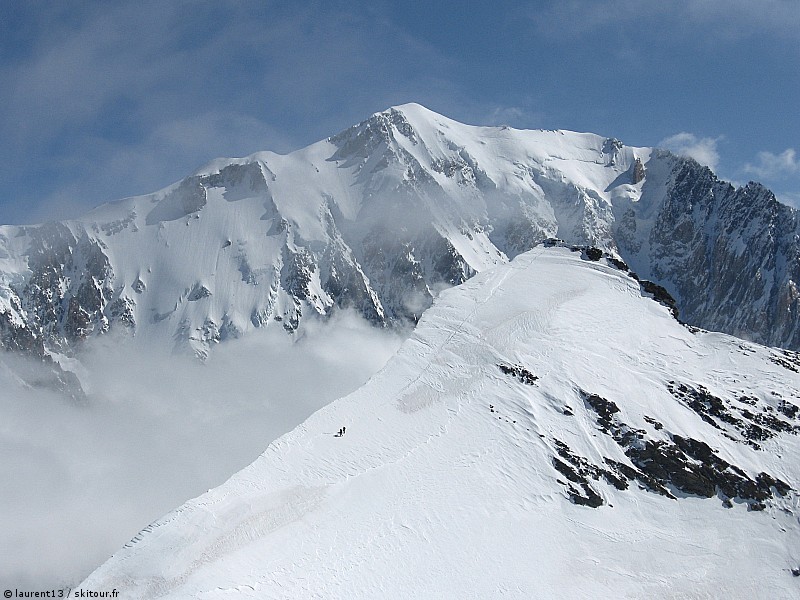 Dome de miage est : Une cordée montant au col est avec le Mont Blanc en toile de fond