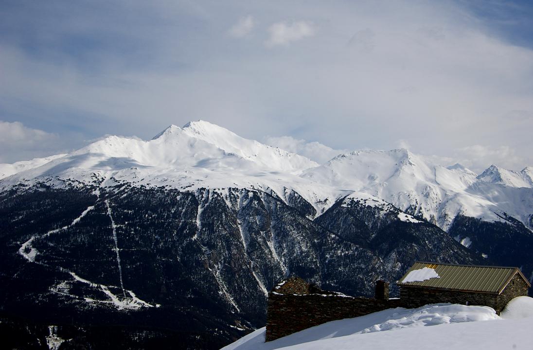 Le Signal du Petit Mt-Cenis : Redescente sur Termigon, dominée par un chateau à neige... Le Signal du Petit Mont-Cenis.