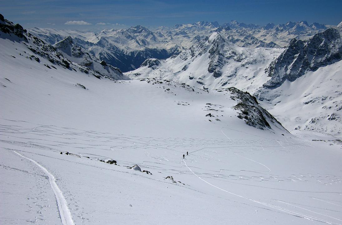 #2 Sous Col Labby : Jib et Nath arrivent dans la combe supérieure du Col Labby. La Trace était faite. Passablement raide. Elle est devenue plus esthétique dans le verrou final. On a pu enfin profiter, détendu, de la vue, sans s Sous Col Labby : Jib et Nath arrivent dans la combe supérieure du Col Labby. La Trace était faite. Passablement raide. Elle est devenue plus esthétique dans le verrou final. On a pu enfin profiter, détendu, de la vue, sans s'arracher les molets.