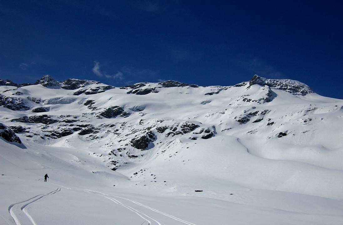 #9 Le groupe Labby / Arpon : Il y a des moments de la vie du skieur alpiniste, où l Le groupe Labby / Arpon : Il y a des moments de la vie du skieur alpiniste, où l'on s'étonne d'être accueilli dans des lieux d'une telle magnifiscence.