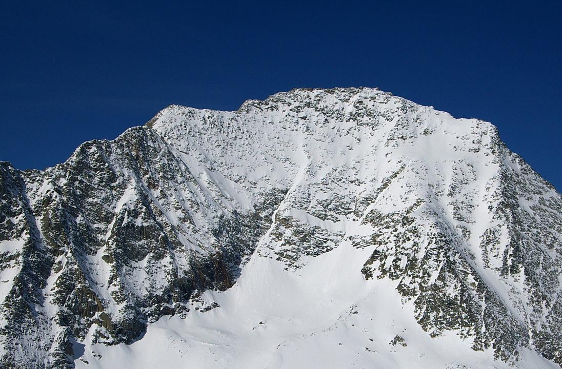 #1 Zoom Pointe de l Zoom Pointe de l'Echelle : Un grand coup de zoom sur FE Pointe de l'Echelle. Nos amis "pentes raides" vont y trouver quelques couloirs obliques à y tracer?