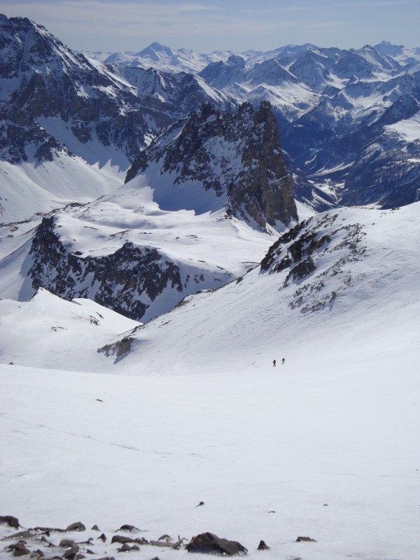 #2 sous la pente sommitale : on a tracé la pente sous le sommet, histoire de tester les conditions pour la descente. Beau vallon!! sous la pente sommitale : on a tracé la pente sous le sommet, histoire de tester les conditions pour la descente. Beau vallon!!
