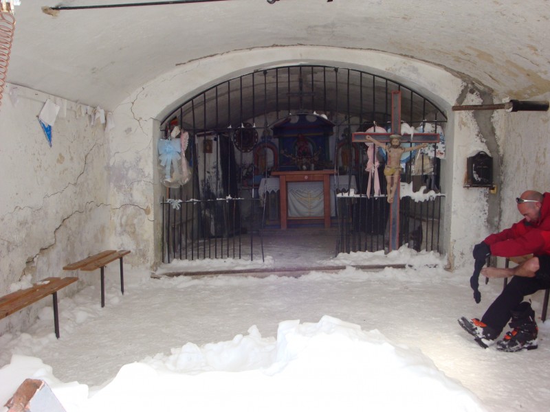#3 l l'intérieur de la chapelle : dommage que la porte sois cassée: c'est une vraie glacière avec la neige dedans