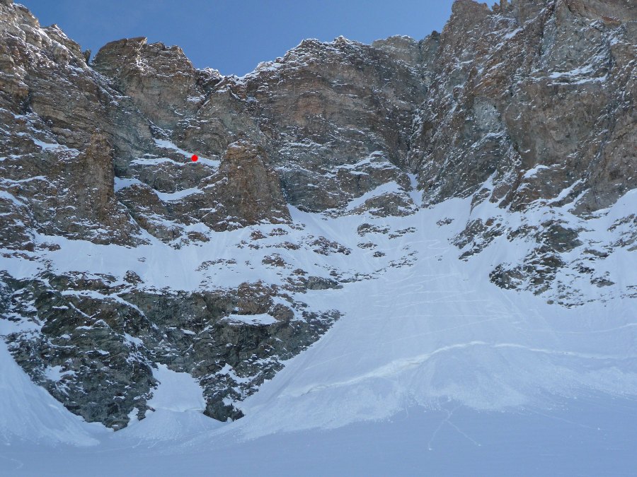 Barre des Ecrins : Au pied du mur. La rimaye, la pente ouverte et en rouge, la ligne de but dans la traversée exposée, 90m sous la brèche