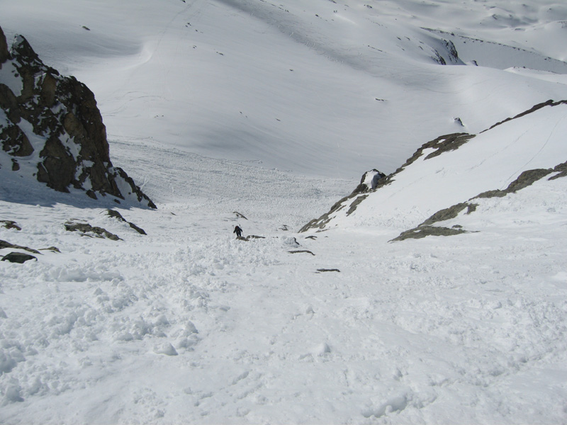 #3 Bas du couloir : ça passe bien rive droite : neige lisse et transfo à souhait. Le bas est plus délicat sur 30m Bas du couloir : ça passe bien rive droite : neige lisse et transfo à souhait. Le bas est plus délicat sur 30m