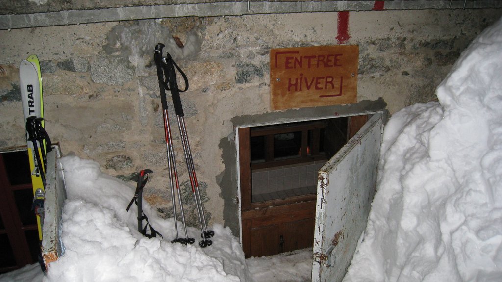 #18 Refuge Temple-Ecrins : la trappe à souris pour acceder au refuge d Refuge Temple-Ecrins : la trappe à souris pour acceder au refuge d'hiver