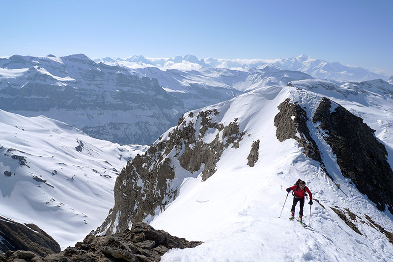 #3 Arête sommitale Dent Blanches : Sur fond de de Mont Blanc Arête sommitale Dent Blanches : Sur fond de de Mont Blanc