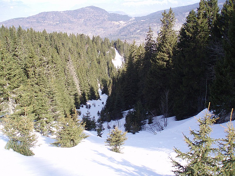 #2 combe oursière : vue d combe oursière : vue d'en haut sur la partie de la combe qui arrive sur la stèle. Excellente neige.