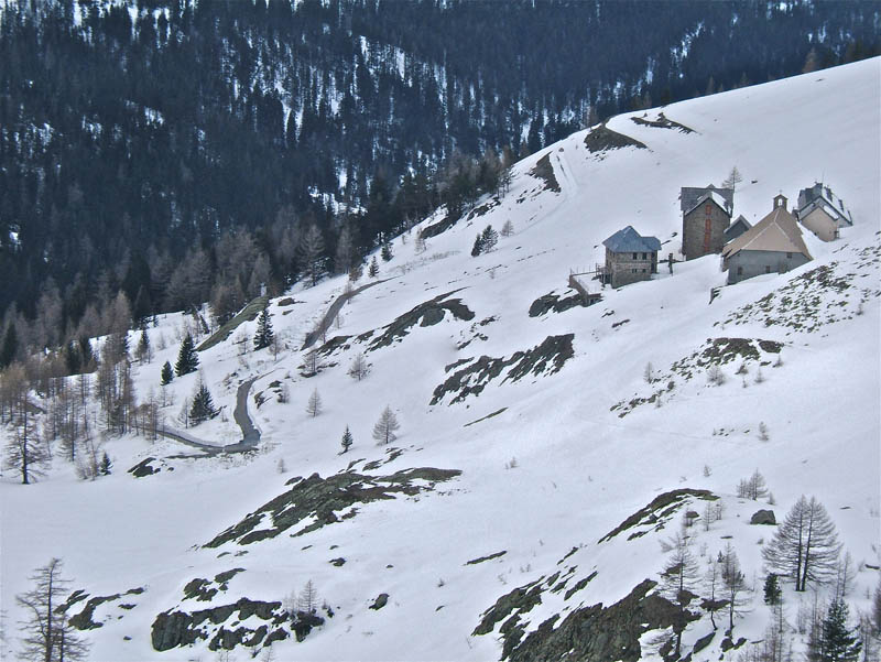 GELAS : Le refuge de la Madonne Fenestre et la route qui est presque totalement déneigée.