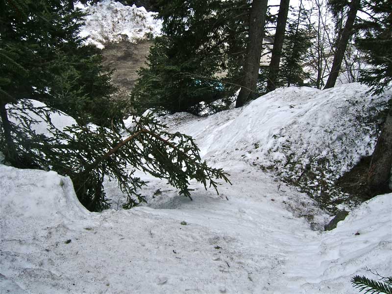 GELAS : Non c'est là que l'on fini, chaud pourvu que je tombe pas sur ma propre voiture, heureusement c'est moins béton que ce matin à ma première descente.