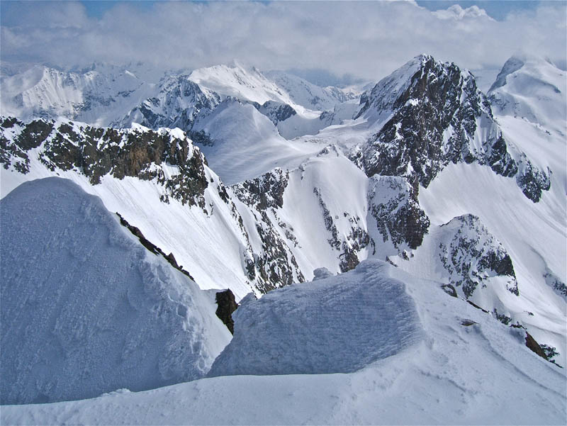 #18 GELAS : La brèche qui donne axé au Couloir des Italiens et mes traces allant sur les crêtes. GELAS : La brèche qui donne axé au Couloir des Italiens et mes traces allant sur les crêtes.
