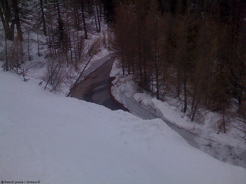 #18 Descente : Descente ski au pieds jusqu Descente : Descente ski au pieds jusqu'en bas, noter les murs de neige