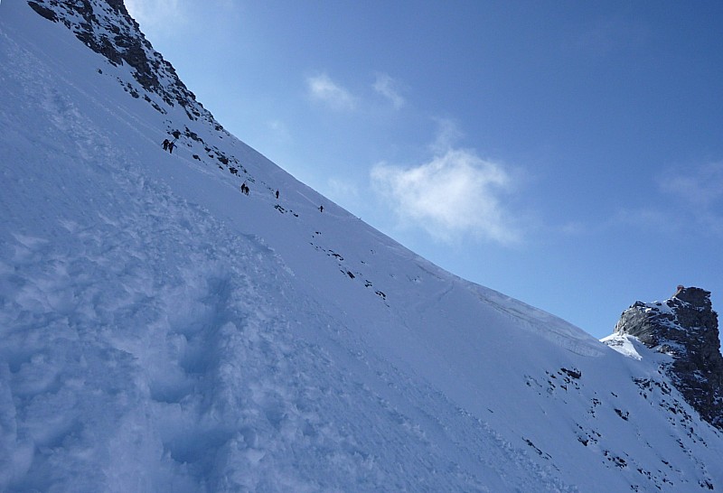 Plateau du couloir : Le "crux" des différentes montées. La traversée est plutôt raide (45°) et exposée si la neige est dure. Privilégier les crampons et le piolet. Monter à skis peut conduire à une belle glissade.