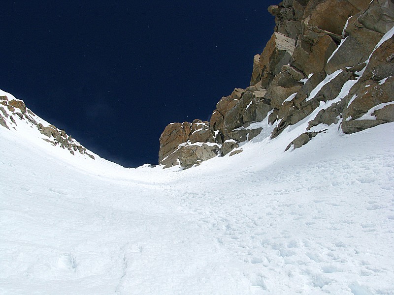 #12 Vue vers le haut du couloir : On passe de tout blanc à bleu marine ! Vue vers le haut du couloir : On passe de tout blanc à bleu marine !