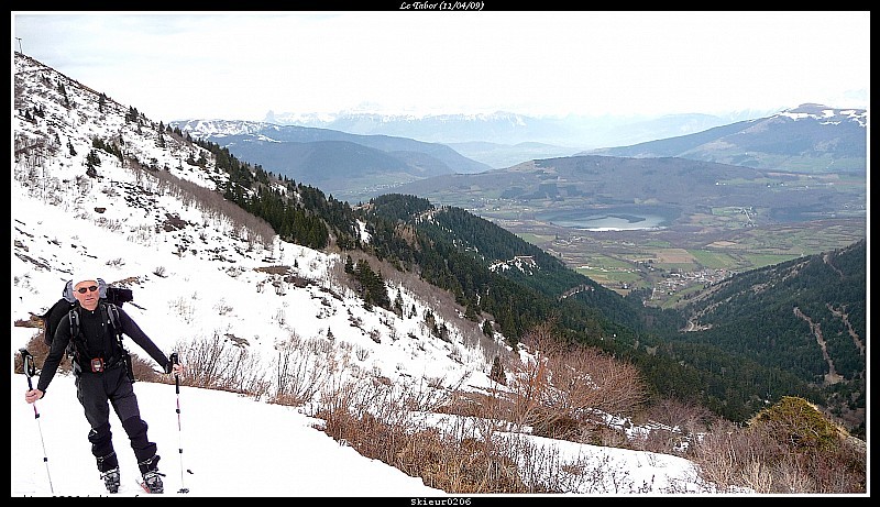 #4 Pendant la montée : Dans la traversée vers 1730m. En arrière plan, le lac de Pierre-Châtel. Pendant la montée : Dans la traversée vers 1730m. En arrière plan, le lac de Pierre-Châtel.