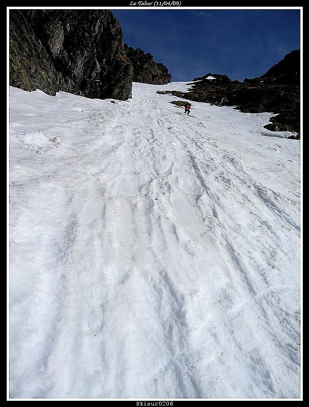 #9 Descente du couloir SE : Bonne neige pour ce petit couloir. Descente du couloir SE : Bonne neige pour ce petit couloir.