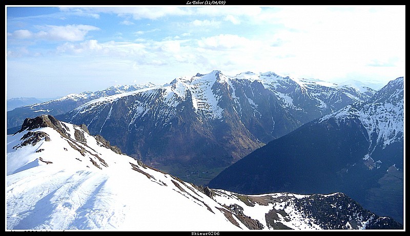 #6 Depuis le sommet : Vue sur Belledonne au loin avec Chamrousse puis le Taillefer. Depuis le sommet : Vue sur Belledonne au loin avec Chamrousse puis le Taillefer.