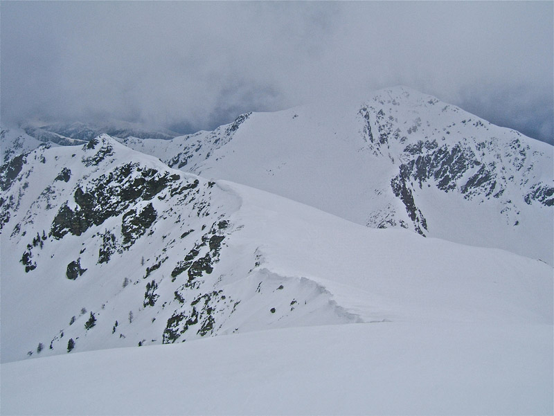 #9 LAUSES : Tête du Barn et son Col avec au fond le Pépoiri et le mauvais temps, quelques flocons. LAUSES : Tête du Barn et son Col avec au fond le Pépoiri et le mauvais temps, quelques flocons.
