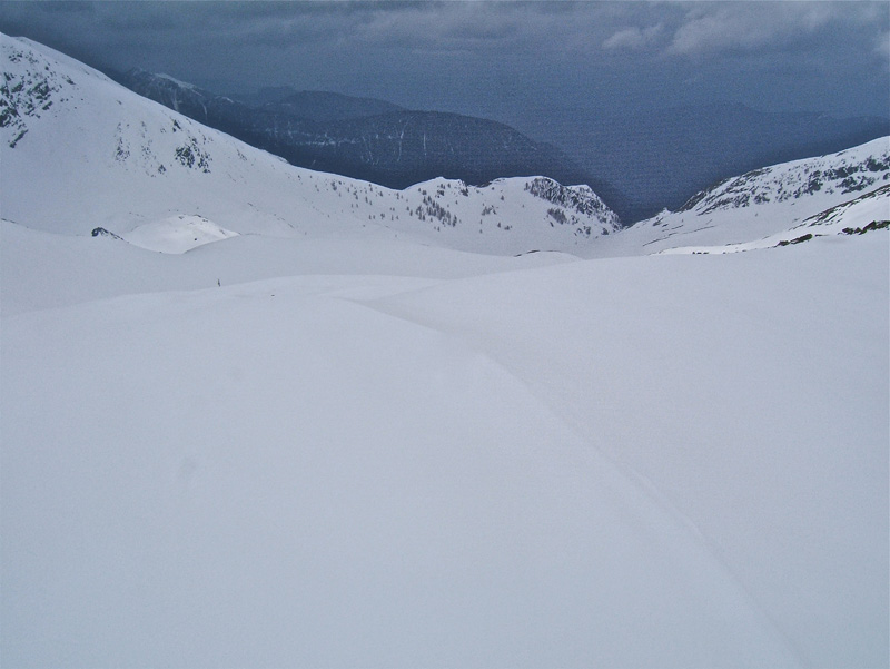 #10 LAUSES : Je suis entouré par le mauvais temps et il neige de plus en plus dans le fond du Vallon des Millefonts. j LAUSES : Je suis entouré par le mauvais temps et il neige de plus en plus dans le fond du Vallon des Millefonts. j'abandonne la Tête du Barn et le Pépoiri, il est temps de rentrer.