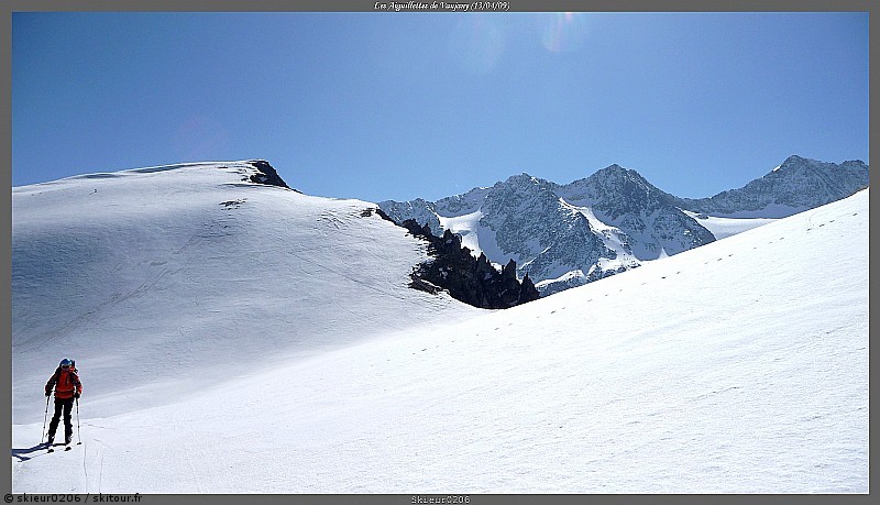 #7 A la descente : Le final des Aiguillettes et, à travers le col, vue sur le Pic de l A la descente : Le final des Aiguillettes et, à travers le col, vue sur le Pic de l'Etendard et son glacier Nord de la Babarate.