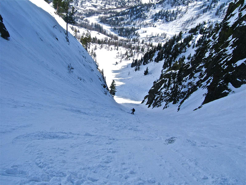 #12 Sistron Couloir N. : On vient de passer le plus pentu et maintenant la neige est plus régulière. Sistron Couloir N. : On vient de passer le plus pentu et maintenant la neige est plus régulière.