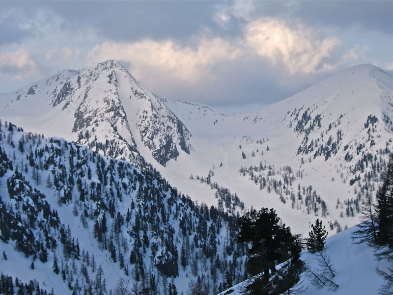 #1 Sistron Couloir N. : Nous décidons d Sistron Couloir N. : Nous décidons d'aller voir ce couloir dont la beauté nous nargue chaque fois que nous venons dans le secteur.