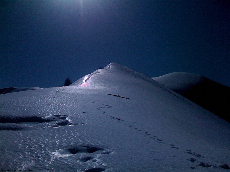 #5 La crête se dessine : La crête se dessine, au fon à droite le sommet de Boules La crête se dessine : La crête se dessine, au fon à droite le sommet de Boules