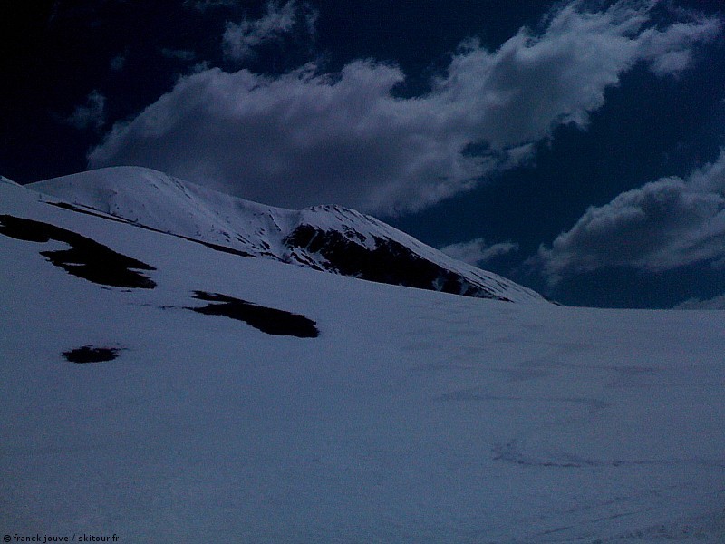 #9 Nos traces : Nos traces dans une super moquette sur fond de Montagne de Boules Nos traces : Nos traces dans une super moquette sur fond de Montagne de Boules
