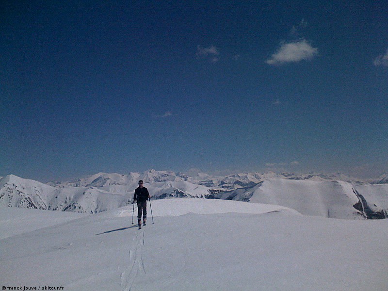 Sommet : Stéphane me rejoint au sommet sur fond de Haut verdon derrière ( Mont Pelat, tours du lac d'Allos,...)