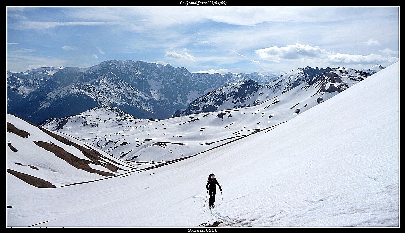 #5 En montant : Dans la montée du Grand Serre avec en arrière plan, le sommet réalisé précédemment : la Chinarde et sur la droite le Pérollier (peu enneigé sur le final). En montant : Dans la montée du Grand Serre avec en arrière plan, le sommet réalisé précédemment : la Chinarde et sur la droite le Pérollier (peu enneigé sur le final).