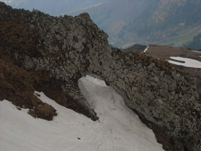 #15 couloir du val d couloir du val d'enfer : l'arche comblée de neige avec une petite trouée sur le haut!!