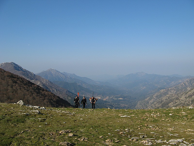 #1 Vallée du Celavu-Mezzana : Arrivée sur la crête au dessus de bergeries des pozzi. Vallée du Celavu-Mezzana : Arrivée sur la crête au dessus de bergeries des pozzi.