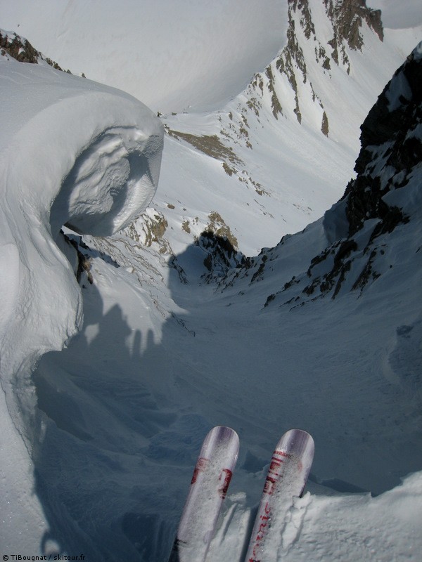 Entrée sous une belle corniche du couloir nord direct