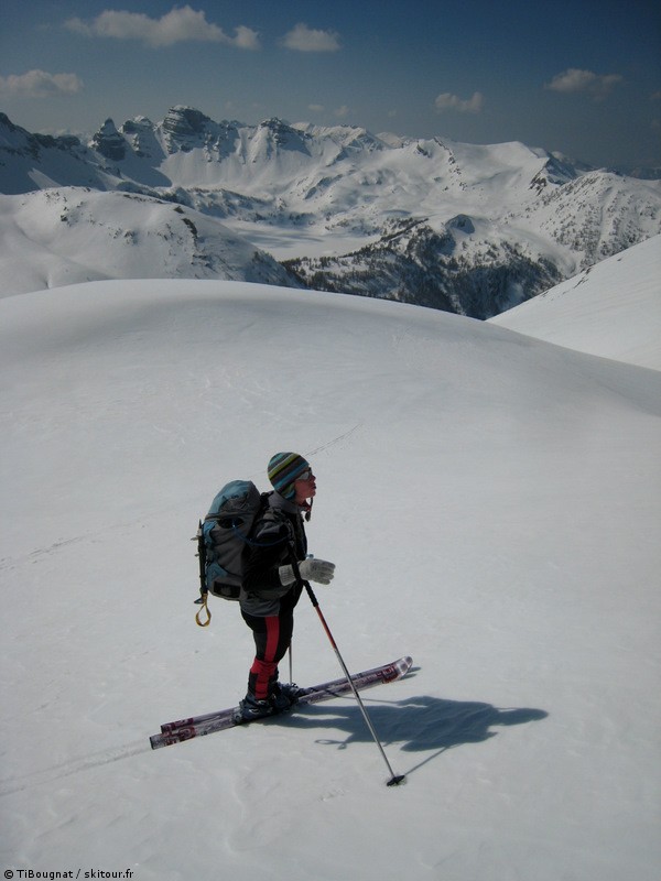 Début de la deuxième montée sur fond de lac d'Allos