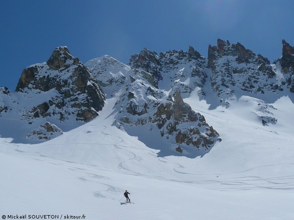 Vallon de Teste : Toujours du bon ski malgré l'heure qui commence à avancer dans le vallon de Teste.