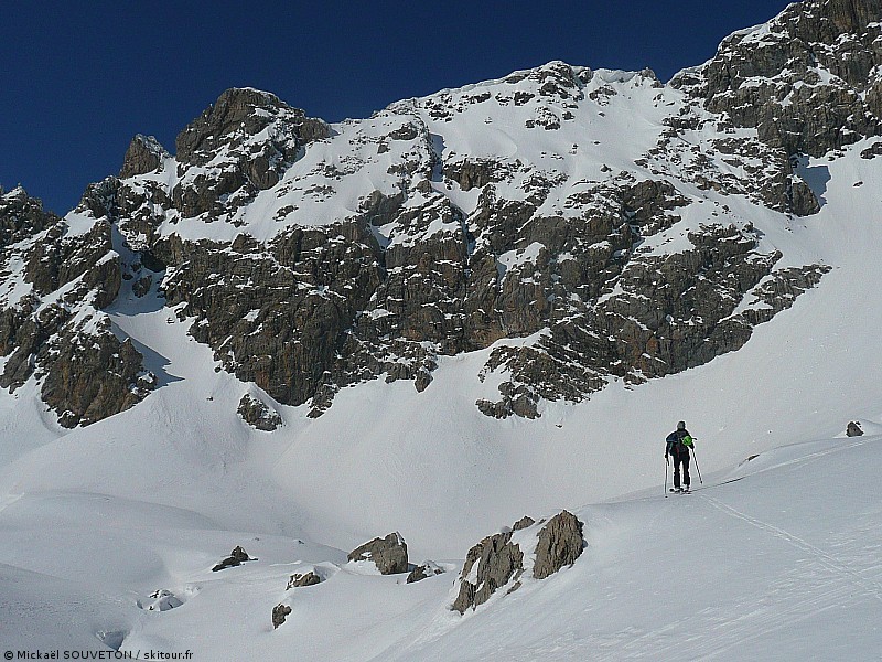 #5 Pas de Valounas : Sous lea falaises de Rocca Blanca. Pas de Valounas : Sous lea falaises de Rocca Blanca.