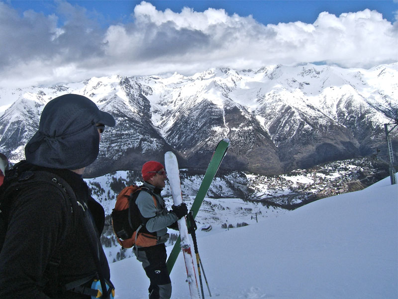 #14 Chavalet : Préparation pour la dernière descente, on se gèle le vent s Chavalet : Préparation pour la dernière descente, on se gèle le vent s'est levé et les nuages deviennent menaçant.