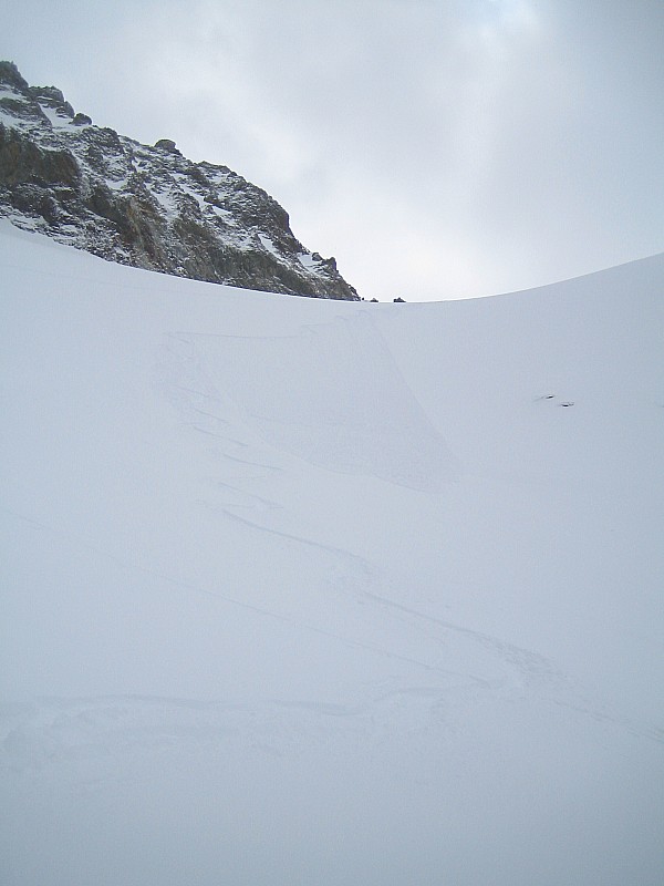 #5 glacier Courbe : début de la descente (petite coulée de surface) glacier Courbe : début de la descente (petite coulée de surface)