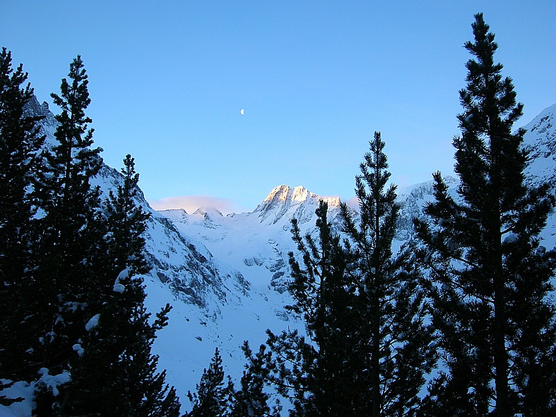 #2 Les Bancs : Lever de lune sur les Bancs dans la montée du sentier vers refuge Temple Ecrins Les Bancs : Lever de lune sur les Bancs dans la montée du sentier vers refuge Temple Ecrins
