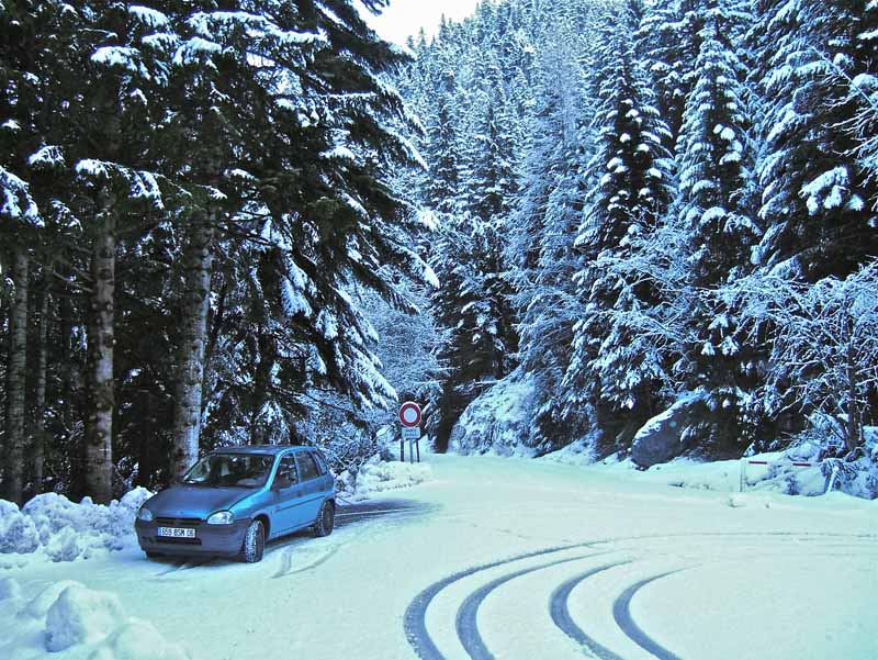 Tête Sud des Bresses : Parking au réservoir, au retour les raquetteurs et la température commence à attaquer sérieusement la neige.