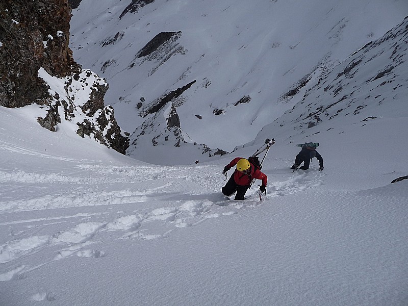 #23 couloir : romain et djeb arrivent au sommet du couloir avec le soleil , pendant que deux skieurs qui ont tracés la montée ,merci ,redescendent déjà. couloir : romain et djeb arrivent au sommet du couloir avec le soleil , pendant que deux skieurs qui ont tracés la montée ,merci ,redescendent déjà.