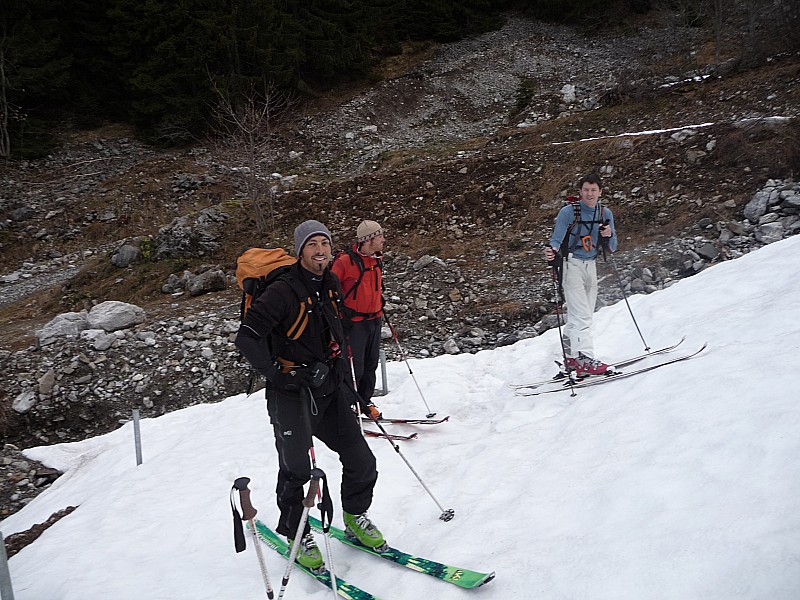 #13 chaussage : ah enfin chaussage des skis après la montée dans la forêt à pieds chaussage : ah enfin chaussage des skis après la montée dans la forêt à pieds