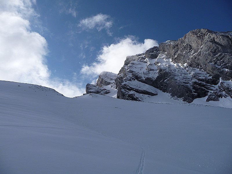 #15 coulior combaz : on eparçoit la partie inférieure du couloir à gauche avec le passage dans les rochers , il a l coulior combaz : on eparçoit la partie inférieure du couloir à gauche avec le passage dans les rochers , il a l'air en condition