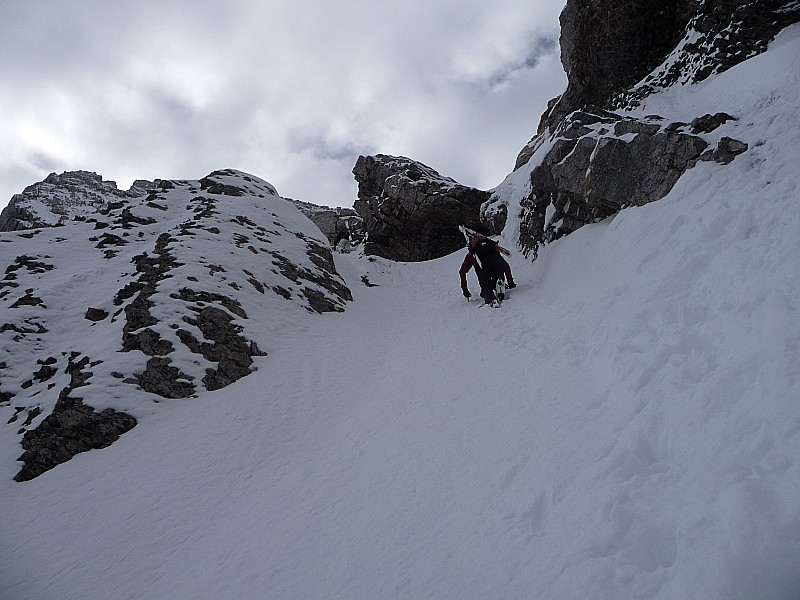 #20 couloir : xav dans le passage rocheux couloir : xav dans le passage rocheux